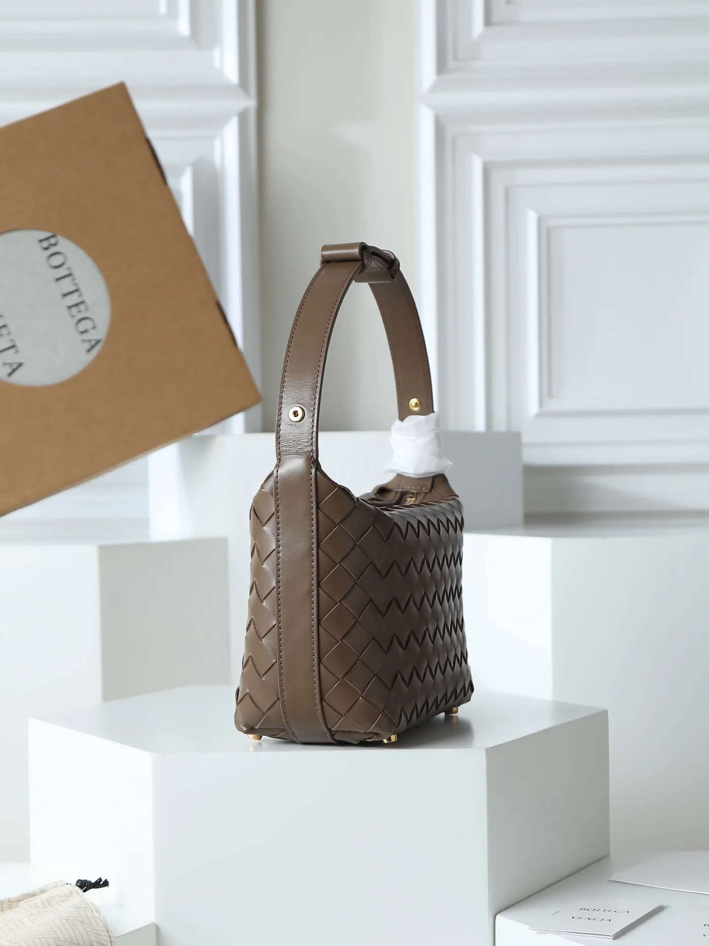Batch 1620. A lunch bag that is predicted to be popular again this year. The entire bag is made of top-grade naa lambskin. It is very soft and lightweight. It also uses the intrecciato weaving process that the two founders spent several months developing from the beginning of the brand. It is completely hand-woven by Italian craftsmen. It perfectly reflects the craftsmanship of Bottega. The entire bag shape is also a very practical and popular lunch box bag shape. The slightly curved arc of the bag mouth can also better fit our wrists. Style number: 754443 Size: 22*13*9